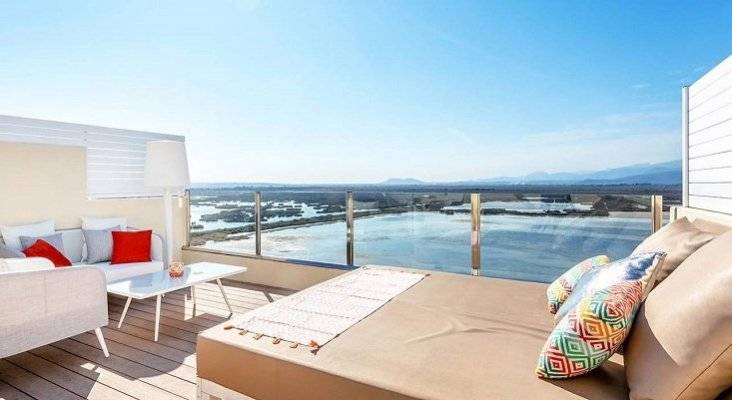 Terraza de habitación Hotels VIVA con vistas al mar en un dia soleado